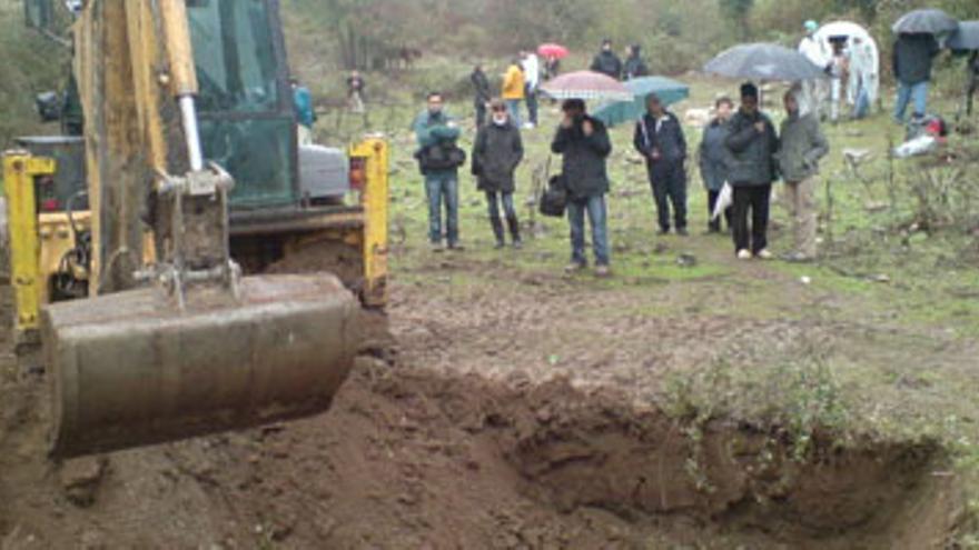 Comienzan las excavaciones en una fosa común de la Guerra Civil en Villanueva de la Vera