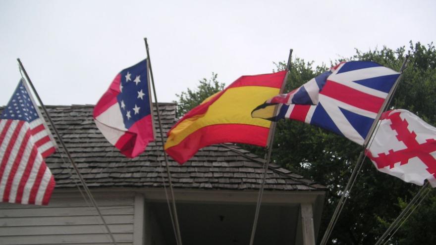 Las cinco banderas de la historia de San Agustín, en Florida, entre ellas la actual de España y la antigua de la cruz de Borgoña.