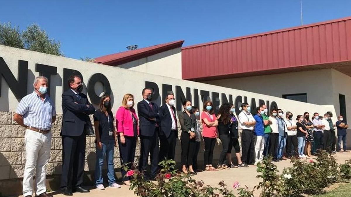 La concentración de protesta en la cárcel de Villena por la agresión sufrida por la subdirectora de Seguridad