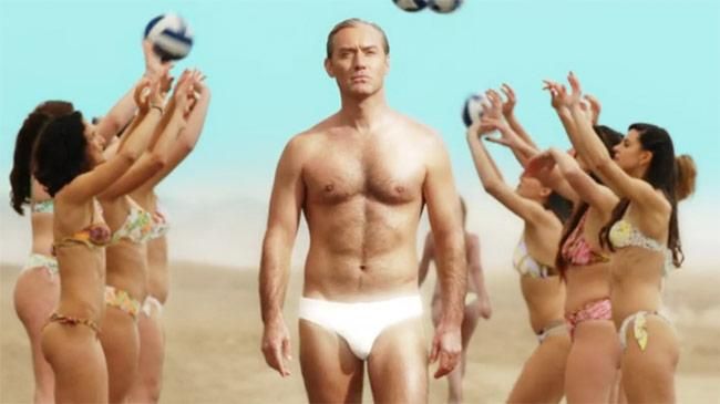 Jude Law con bañador turbo en el tráiler de 'The new Pope'