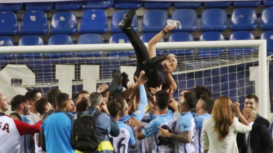 Sergio Pellicer, manteado por los jugadores blanquiazules y acompañado también por el staff técnico al término del choque del pasado domingo, ante el Castellón  en La Rosaleda.