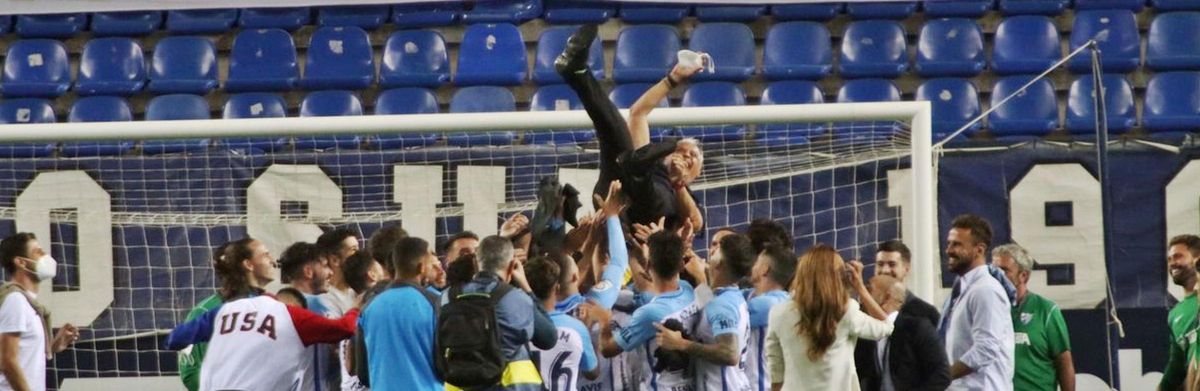 Sergio Pellicer, manteado por los jugadores blanquiazules y acompañado también por el staff técnico al término del choque del pasado domingo, ante el Castellón  en La Rosaleda.  | ÁLEX ZEA