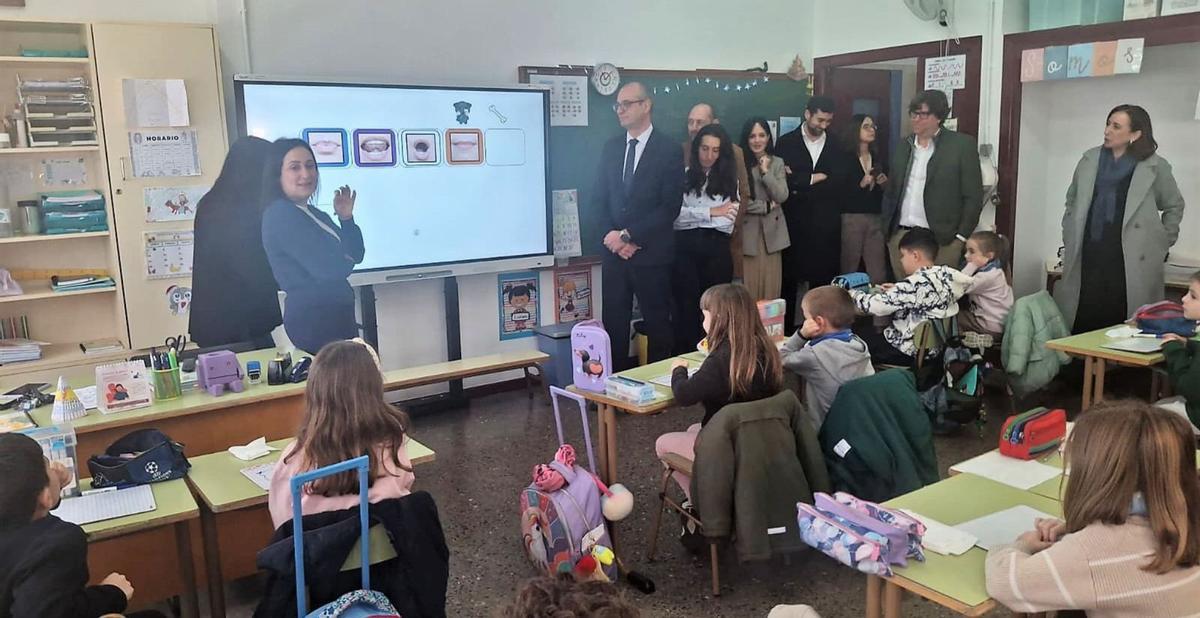 El consejero de Educación y Formación Profesional, Víctor Marín, visita el colegio Alfonso X de Yecla, uno de los centros en los que se desarrolla el proyecto ‘Panda’. | CARM