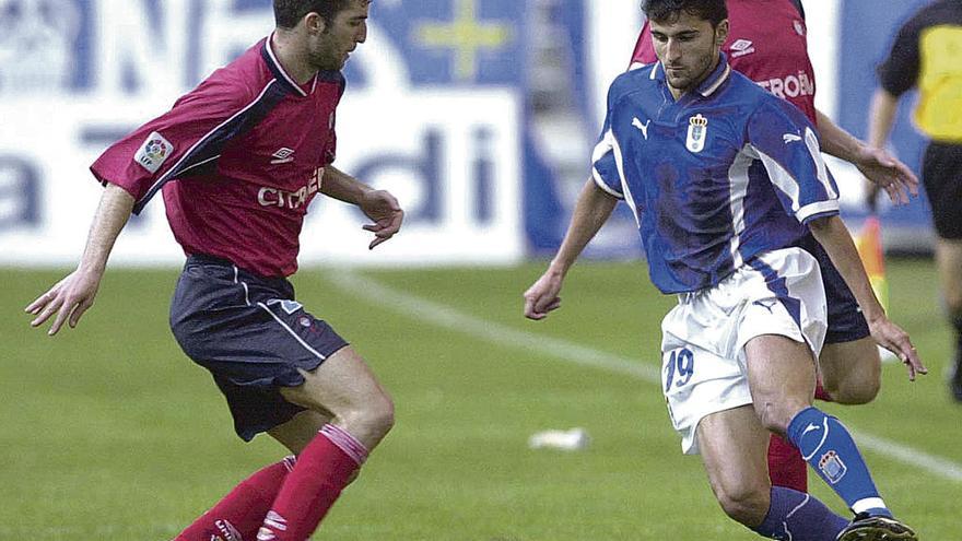 Iván Ania, con el balón, en un partido del Celta, con Karpin detrás.