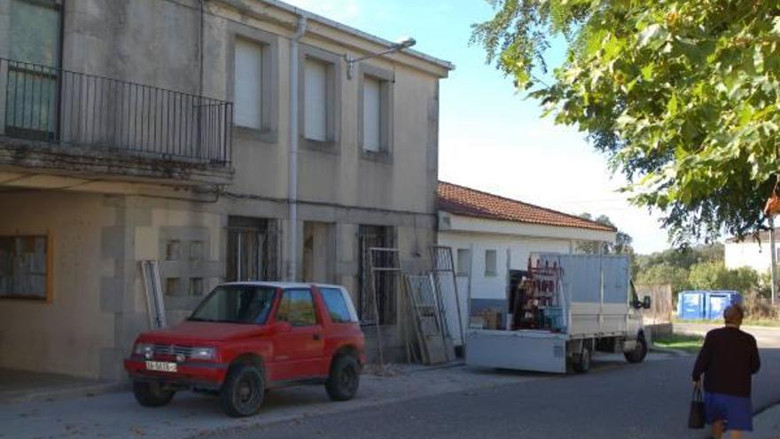 Frontal del Ayuntamiento y del salón social de Torregamones.