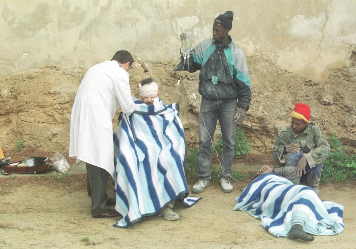Dos de los heridos reciben las primeras asistencias.