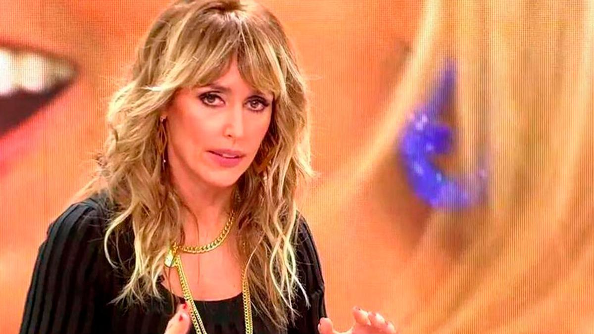 Emma García para en Fiesta en directo por lo ocurrido con el perro Zeus tras estar encadenado en las inundaciones: "Solo tiene un añito"