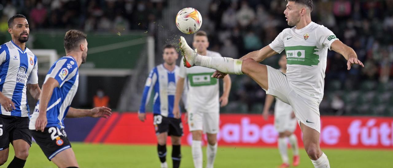 Boyé intenta controlar un balón con la puntera, durante el encuentro frente al Espanyol