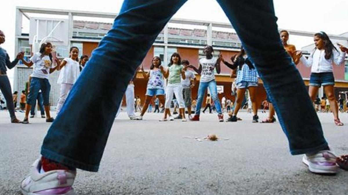 Alumnos de la escuela pública Santiago Ramón y Cajal de L'Hospitalet, el jueves, en un momento del recreo.