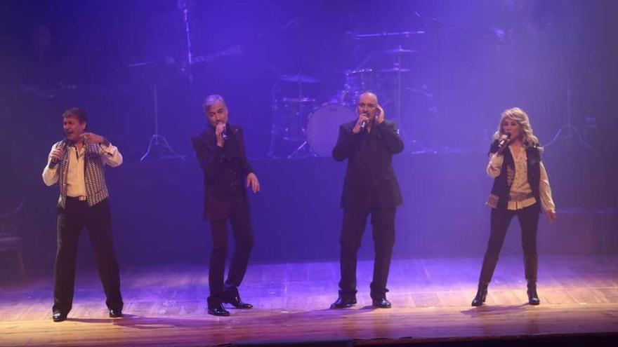 Cuatro de los cantantes del musical ye-ye, anoche, en el Teatro García Barbón de Vigo. // Adrián Irago