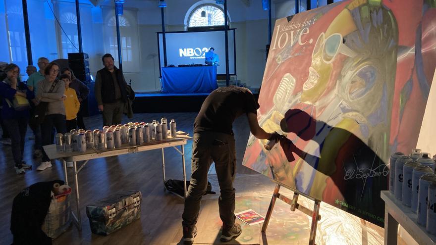 El artista plástico El Séptimo Crío, César Frey, abrió el programa con un graffiti de dos por tres metros en la plaza de Trascorrales