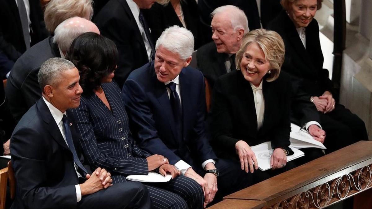 Barack y Michelle Obama, Bill y Hillary Clinton, y Jimmy y Rosalynn Carter, antes de la celebración del funeral de George H. W. Bush.