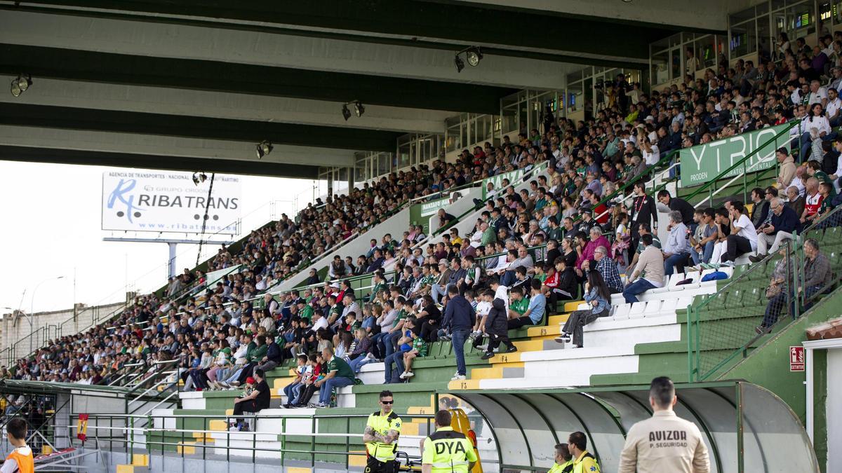 Tribuna del estadio Príncipe Felipe, el domingo durante el Cacereño-Talavera.