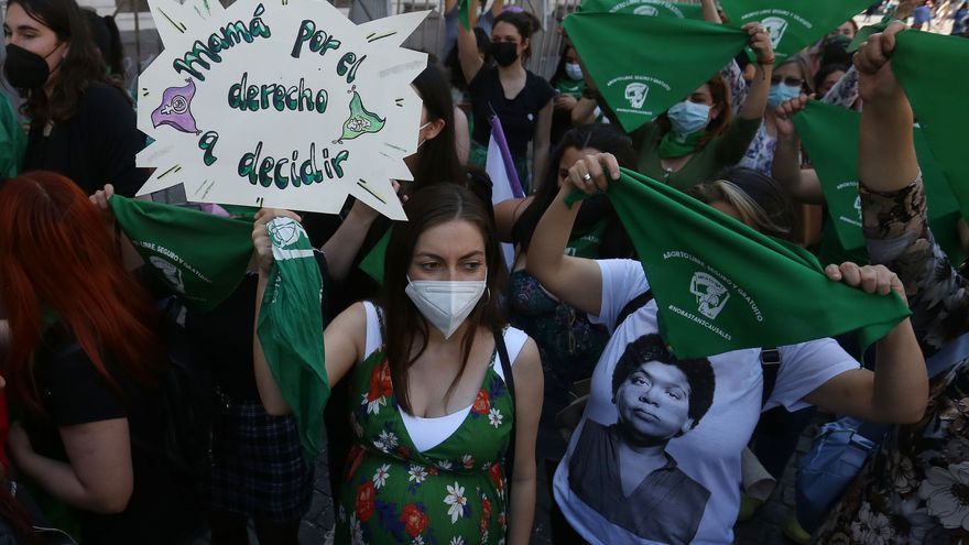 Mujeres se manifiestan a favor del aborto libre en Santiago de Chile.