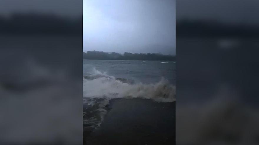 El desbordamiento del rio Miño provoca estas sorprendentes olas en Tomiño