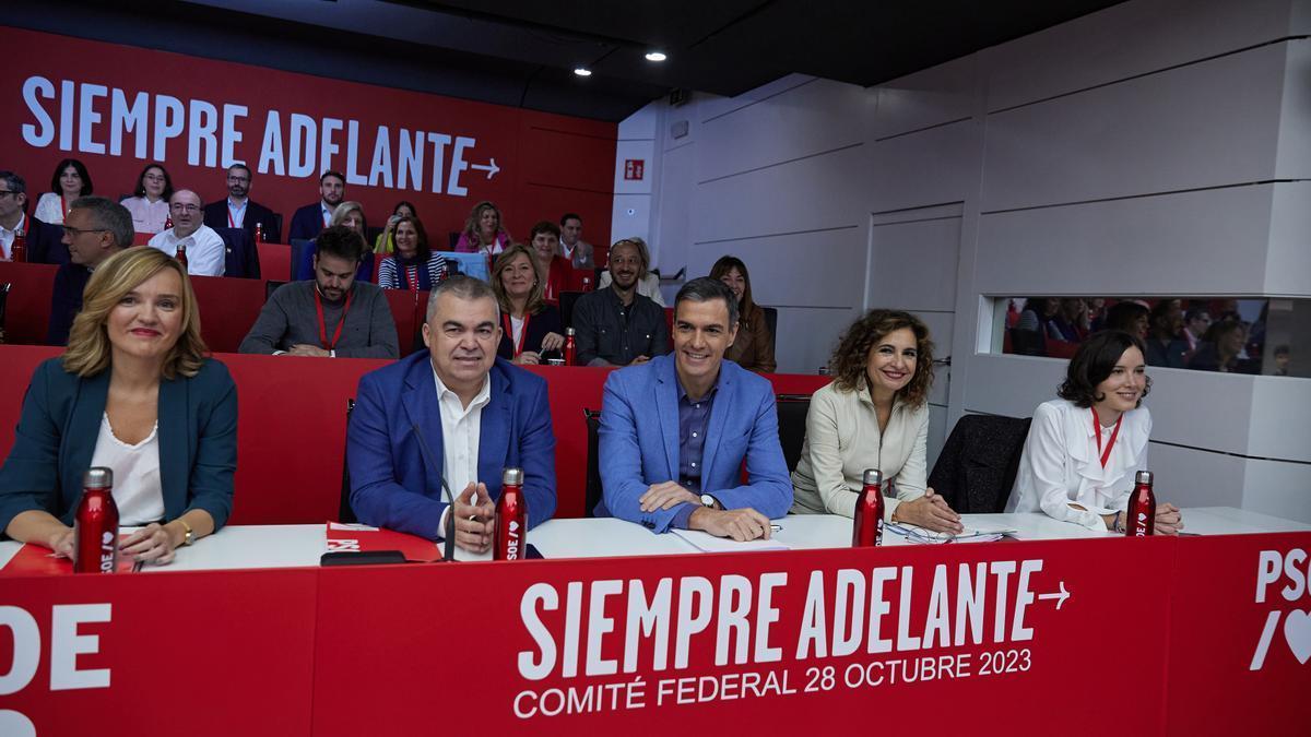 Pedro Sánchez junto a parte de su ejecutiva al inicio del Comité Federal celebrado este sábado.