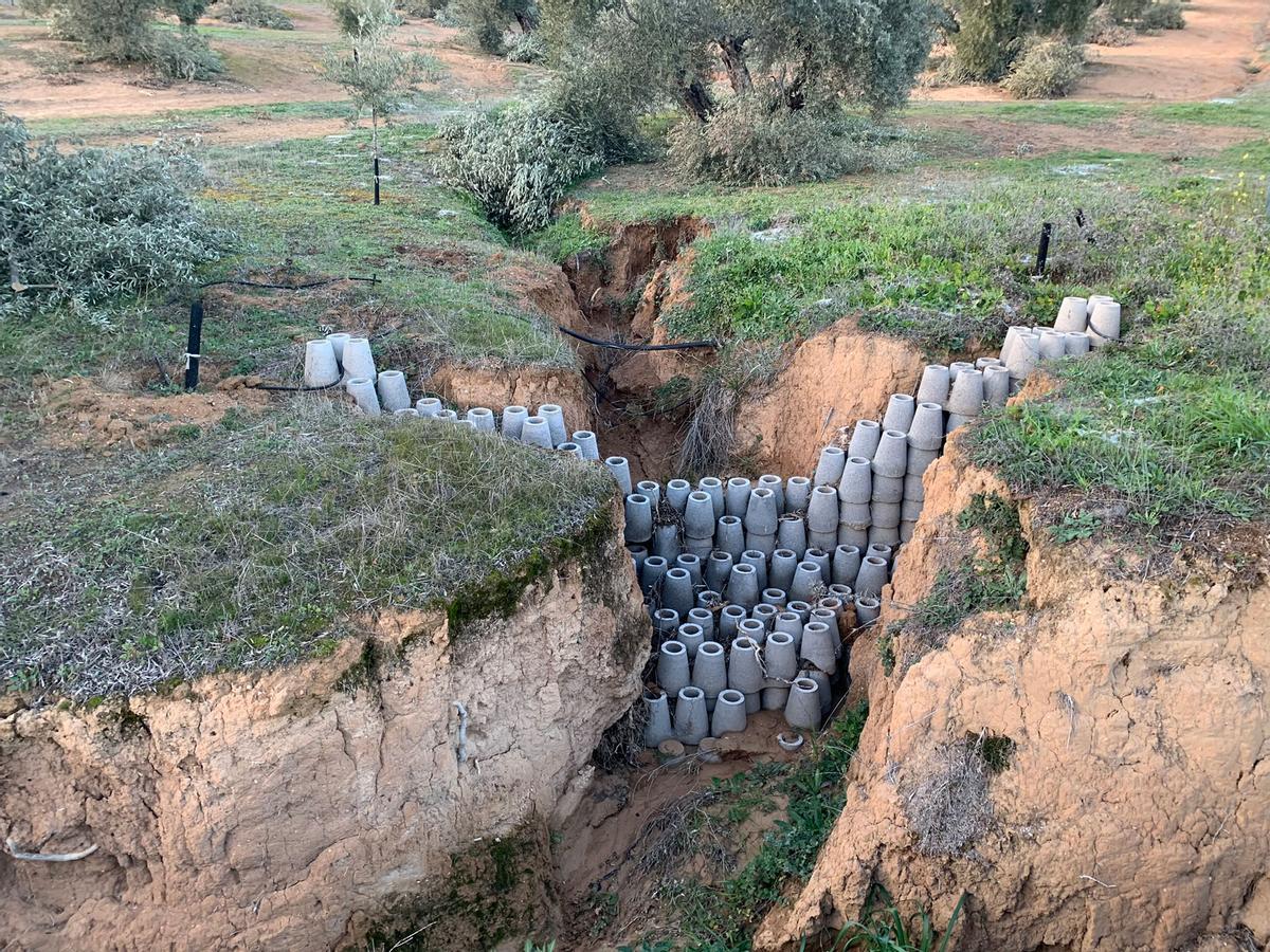 Colocación de obstáculos artificiales para tratar de reducir el flujo de agua con sedimento