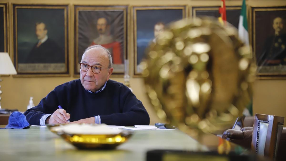 El presidente del Círculo, Pedro López Castillejo, en la sala de juntas, con el galardón de Cordobeses del Año que recibió la entidad en el 2012..