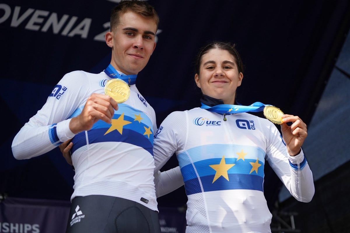 Benja Noval y Alejandra Neira con los jerséis como campeones de Europa.