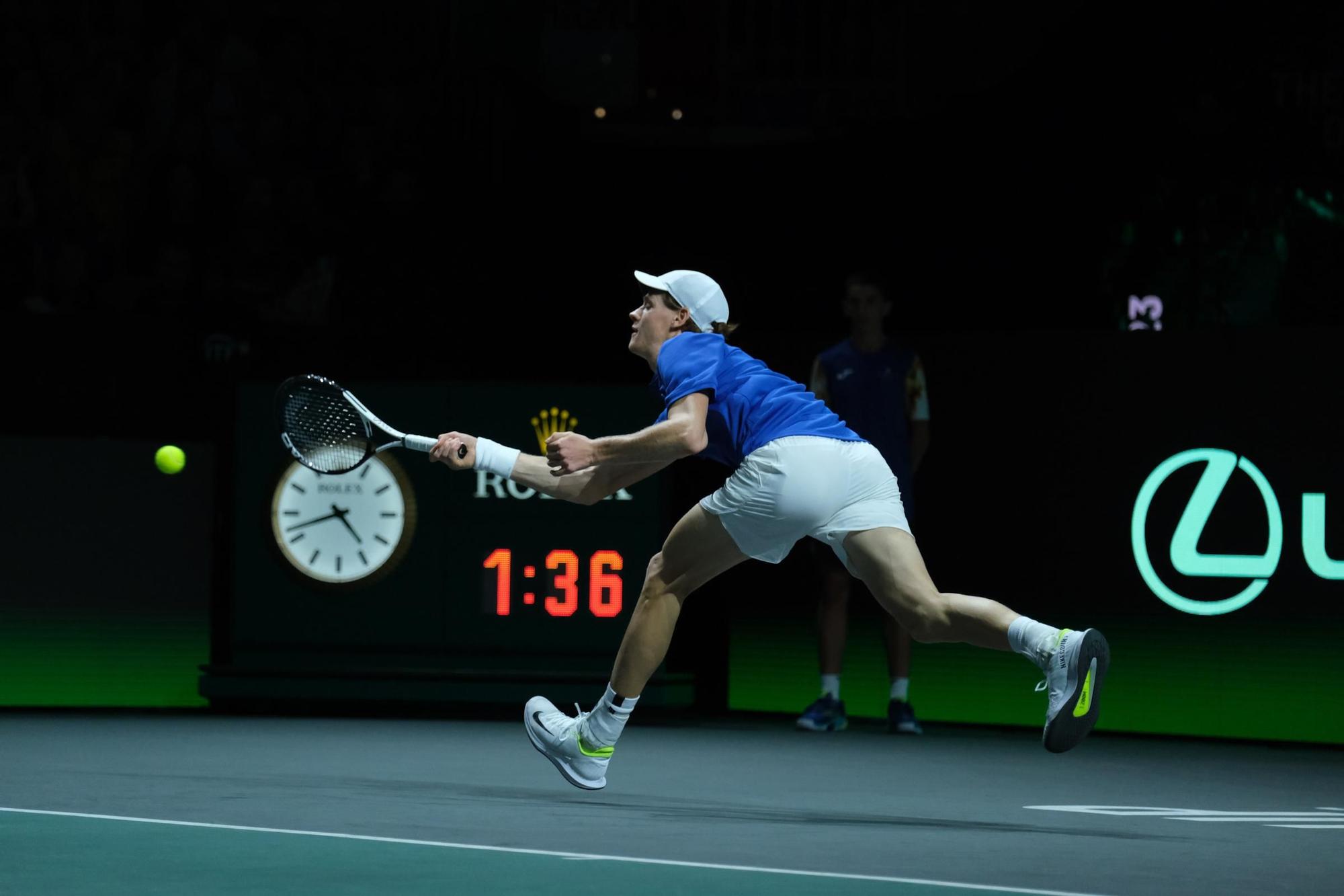 El partido de Sinner y Djokovic de la segunda semifinal de la Copa Davis entre Italia y Serbia en el Carpena