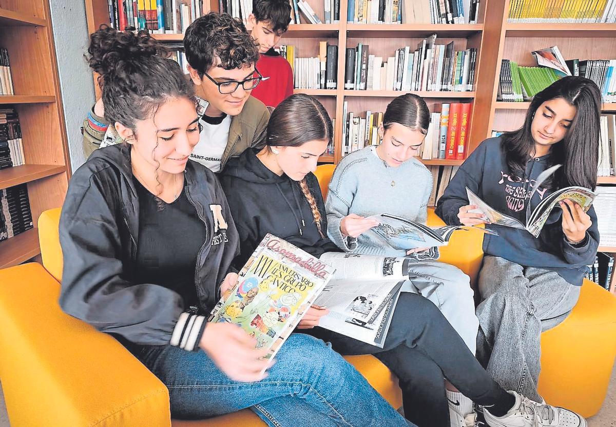 Alumnos de IES Cántico que participan en la elaboración de la revista 'Asomadilla'.