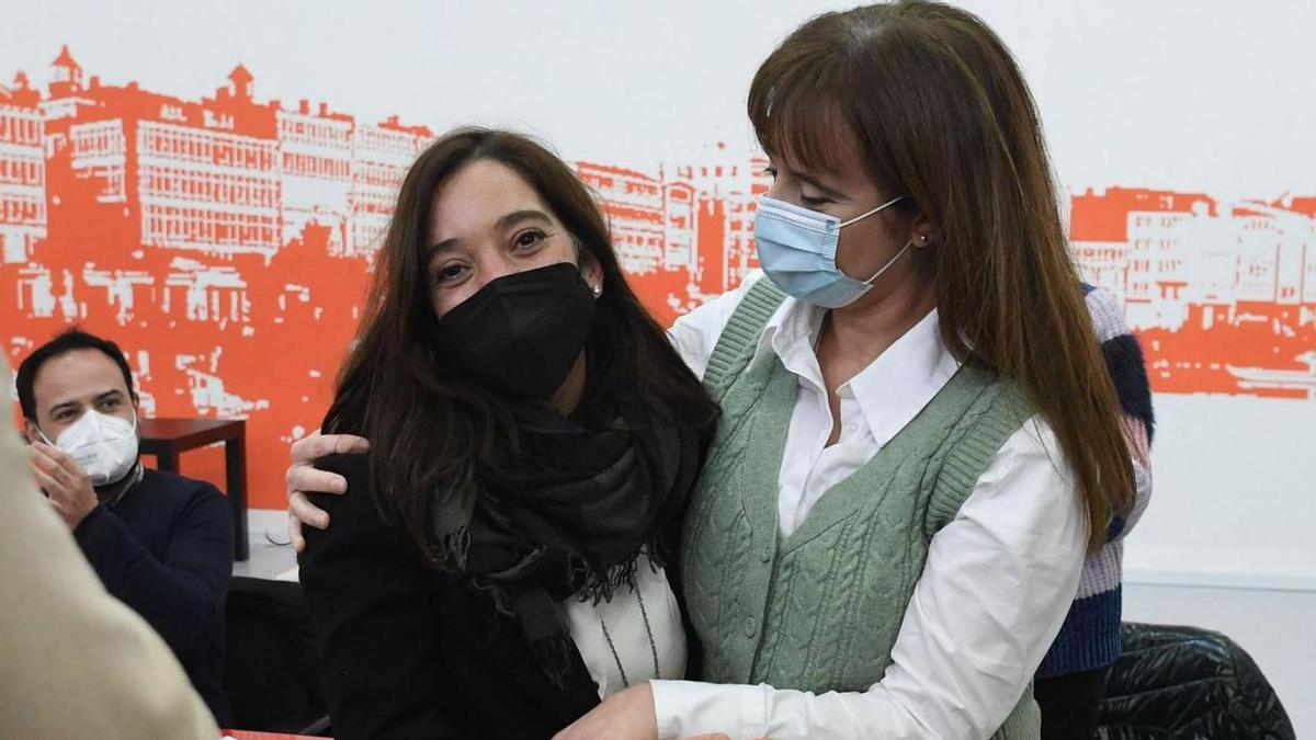 Inés Rey y Eva Martínez Acón se abrazan tras la elección de la primera como secretaria general.