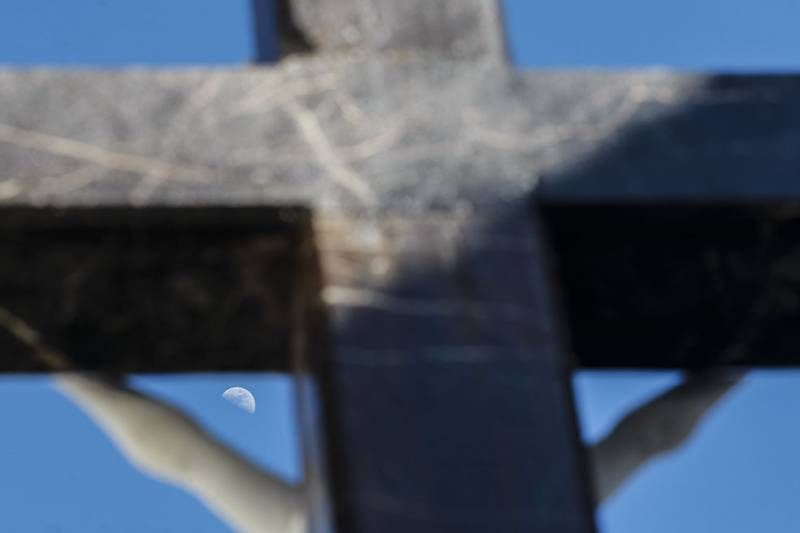 GALERÍA GRÁFICA / Colas para rendir culto a la Virgen de los Dolores