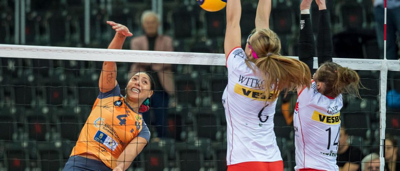 Remate de Natalie Gonçalves, jugadora del Gran Canaria Urbaser, ayer, en la vuelta del partido frente al Lodz polaco. | | CEV CUP