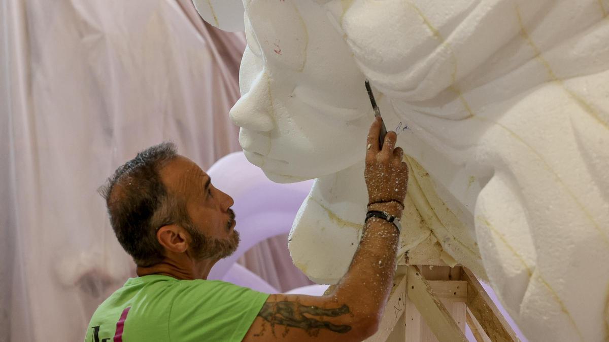 El artista Javier Gómez Morollón, en su taller antes de las últimas Hogueras.