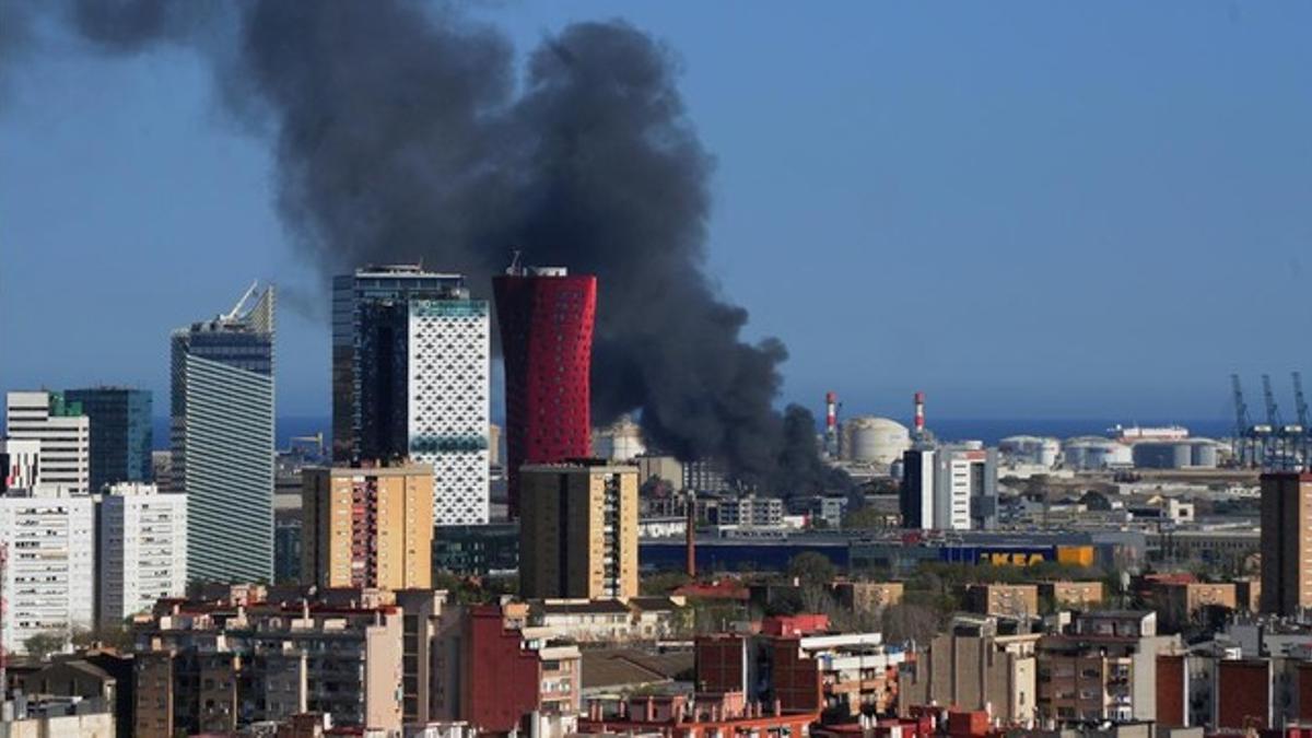 ccols5 4 2014 incendio en el poligono pedrosa de l hosp140405181908