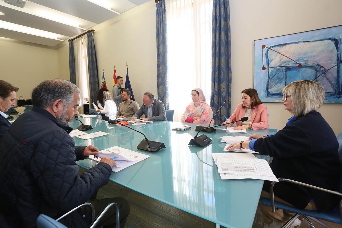 La diputada de Bienestar Social, Loreto Serrano, firma el protocolo de colaboración con la Fundación Antonio Moreno.