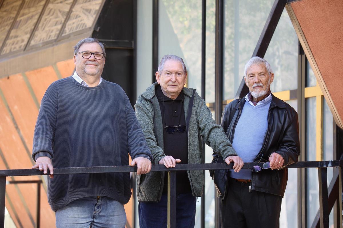 De izda. a dcha., Joaquín Sánchez, Alfonso Hernández y Fernando Bermúdez en la puerta de la Parroquia de San Basilio El Grande.