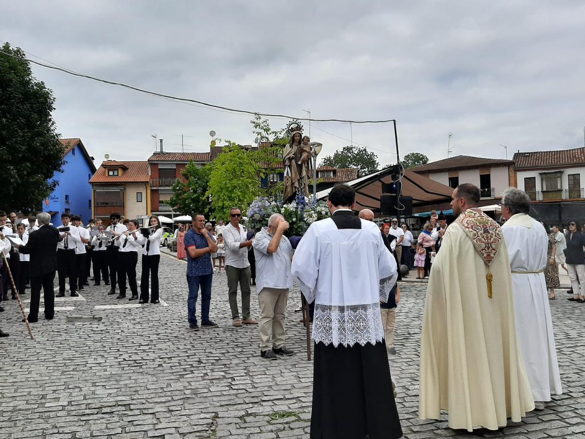 La misa y procesión del Carmín de la Pola, en imágenes