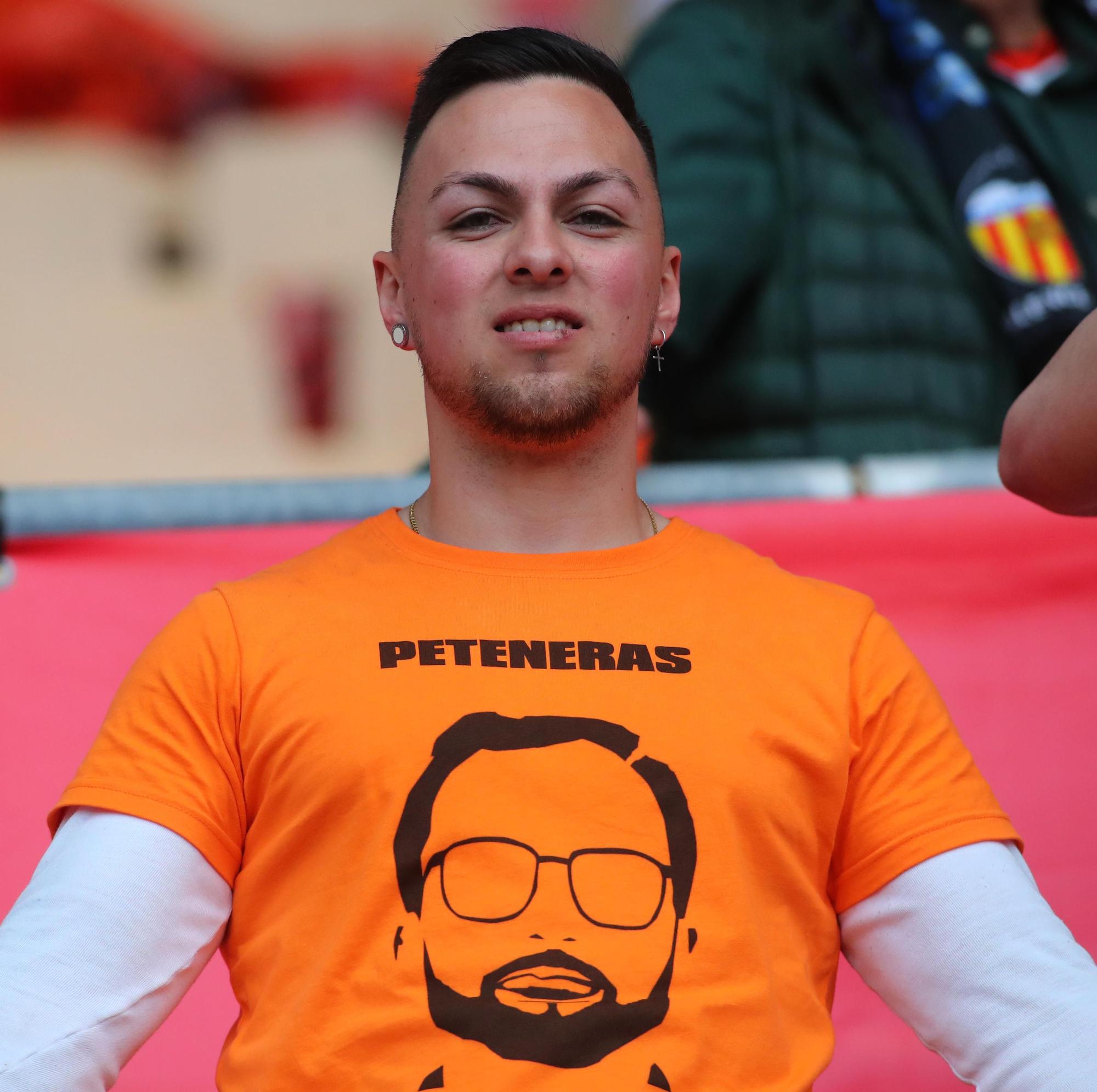 La afición valencianista llena de color el estadio de la Cartuja