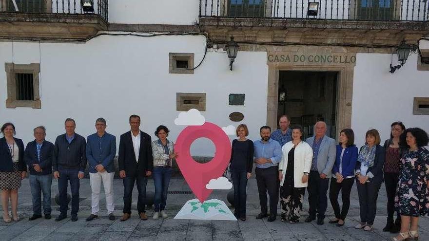 Alcaldes y representantes de los catorce municipios del geodestino con Nava Castro, ayer en Baiona.
