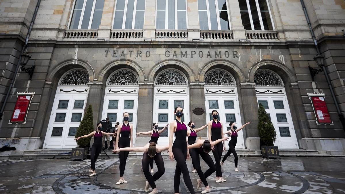 Un grupo de ballet durante su actuación ante el Campoamor.