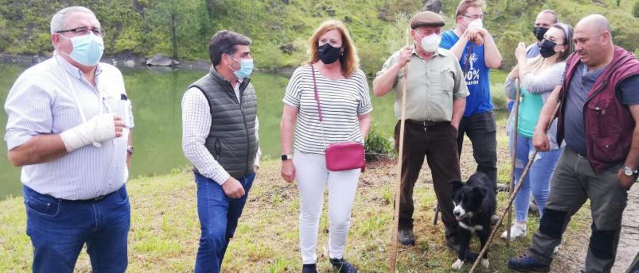 Por la izquierda, Torre, Rodríguez y Arbesú junto a varios ganaderos.