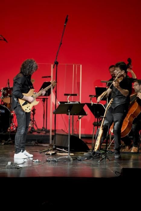 20-04-19 GENTE Y CULTURA. AUDITORIO ALFREDO KRAUS. LAS PALMAS DE GRAN CANARIA. Concierto Bach Rock. Clausura del International Bach Festival 2019 con un concierto de la orquesta del festival y el guitarrista Iñaki Antón, de Extremoduro  | 20/04/2019 | Fotógrafo: Juan Carlos Castro