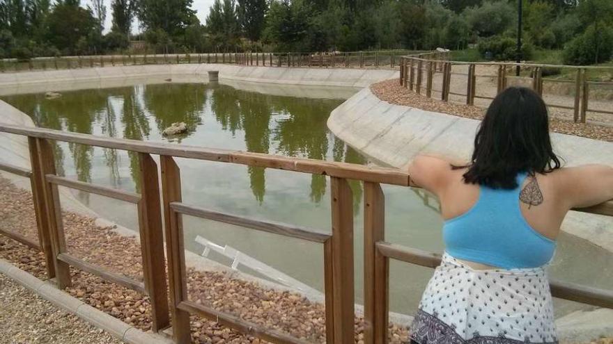 Una joven observa la laguna del Prado de las Pavas, donde a partir de ahora se puede pescar.