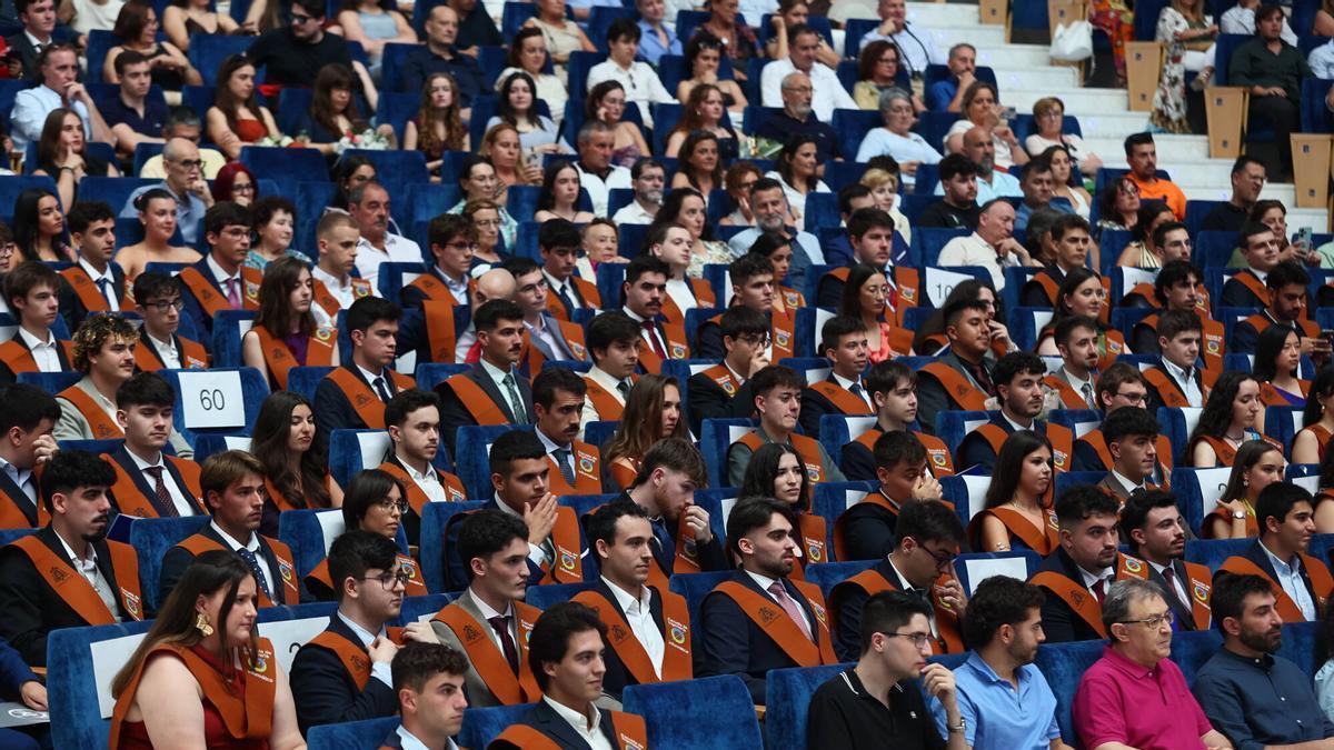 Los graduados, este lunes, durante la ceremonia en el Palacio de Congresos de Oviedo.