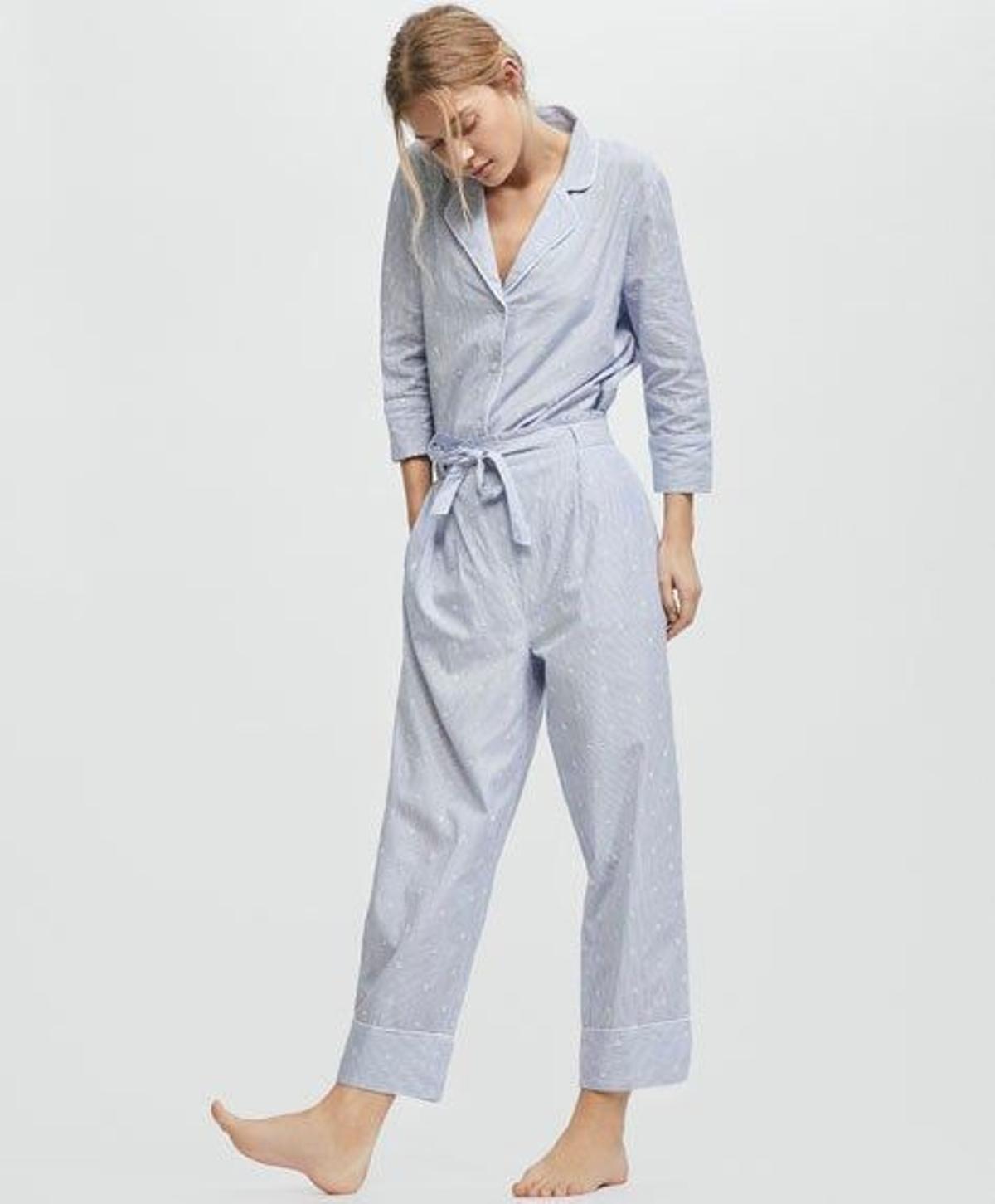 Pijama azul con cinturón incorporado de Oysho. (Precio: 51,98 euros)