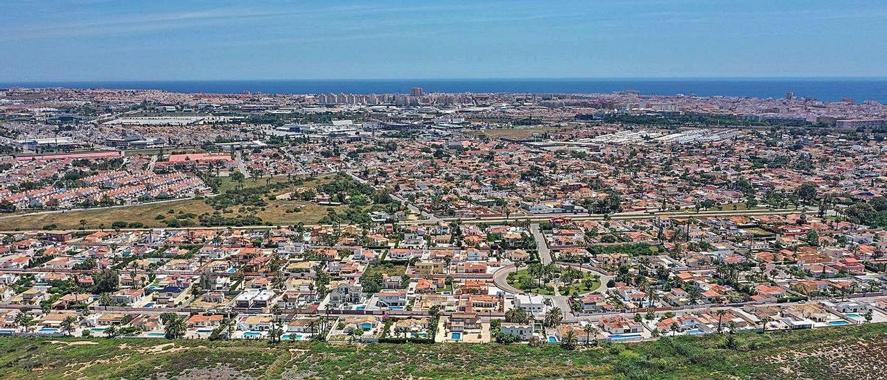 Imagen de las zonas residenciales del entorno de la laguna rosa de Torrevieja.  |