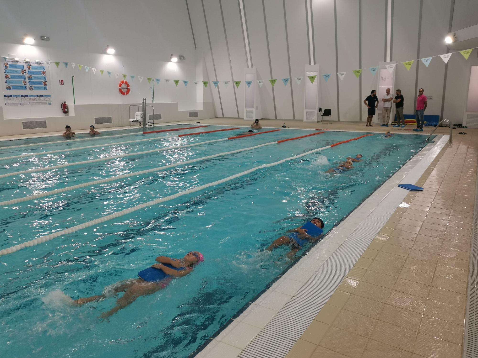 Inicio de los cursos de natación en la piscina de As Lagoas, en Bueu