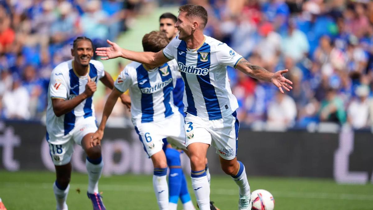 Jorge Sáenz, jugador del Leganés, celebra su gol anotado frente al Getafe.