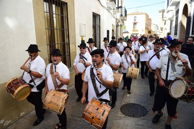 Las imágenes de un Martes Mayor en Plasencia lleno de tradición, folklore e innovación