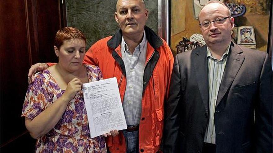 La hermana de la víctima, con el fallo, junto a su marido y su abogado.