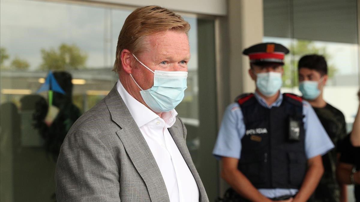 marcosl54541063 soccer football   ronald koeman arrives at barcelona airport200818183536