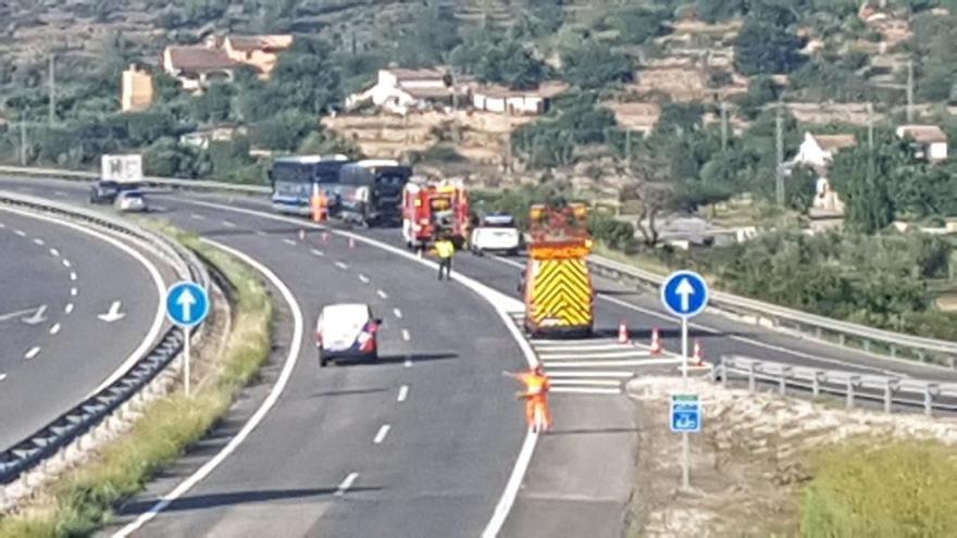 Evacuan a los pasajeros de un autobús al empezar a arder en la autopista en Benissa