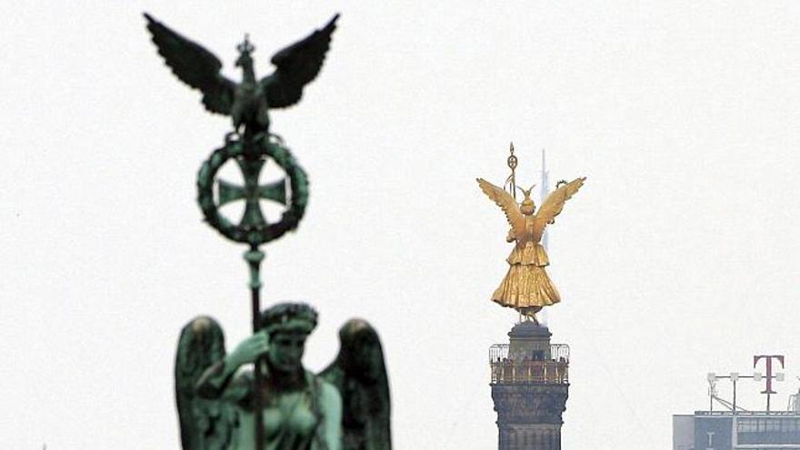La Columna de la Victoria (d) se observa detrás de la Quadriga de la Puerta de Brandenburg en Berlín, hoy, viernes 18 de julio. Según informaciones de la prensa alemana, el candidato demócrata a la presidencia de Estados Unidos, Barak Obama, espera poder realizar un discurso en este lugar el próximo 24 de agosto.
