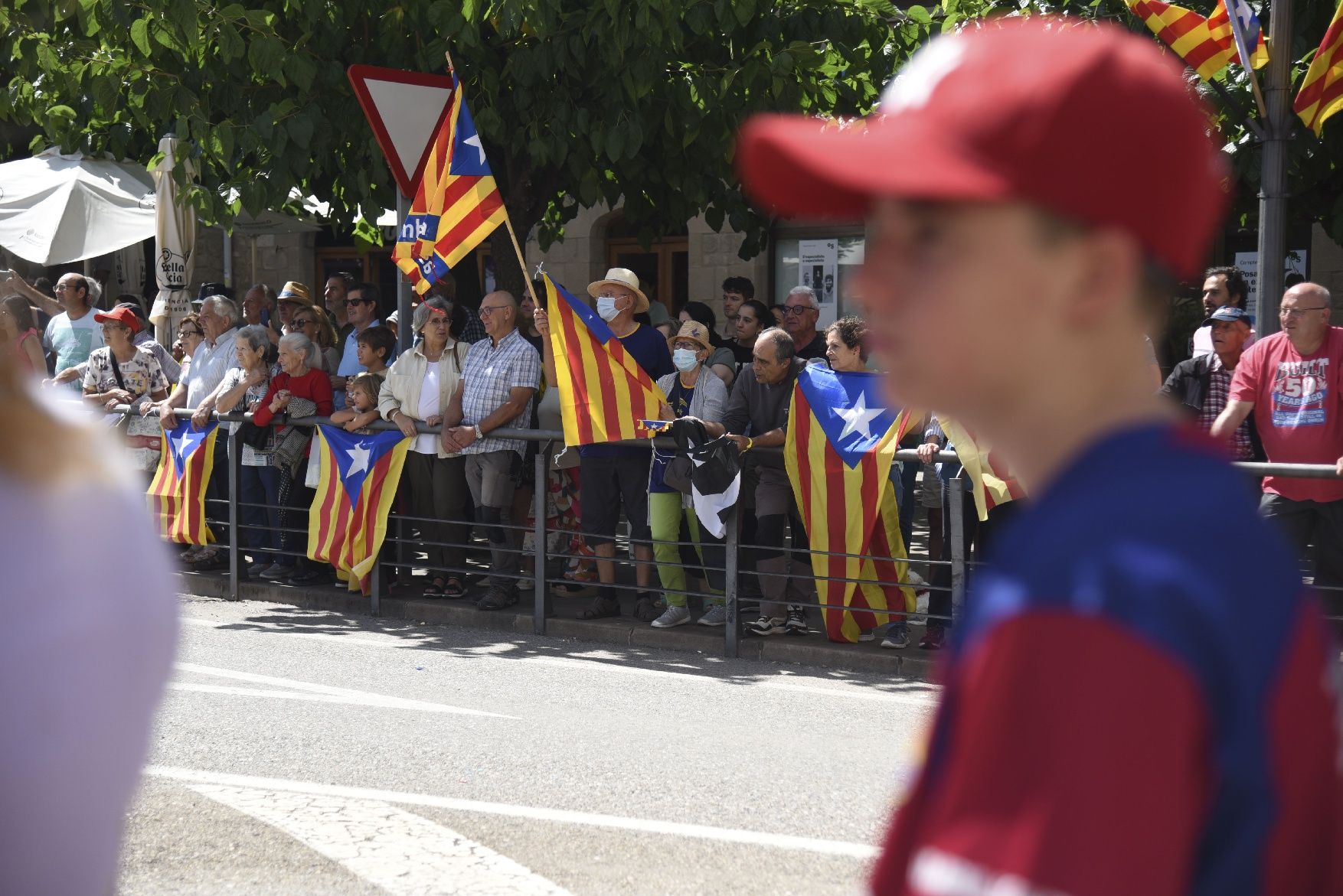 El pas fugaç de 'La Vuelta' per Solsona congrega centenars de persones al portal de Sant Miquel